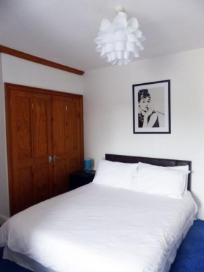 Гостиница 3 Luxury En-suite Bedrooms  Кардифф